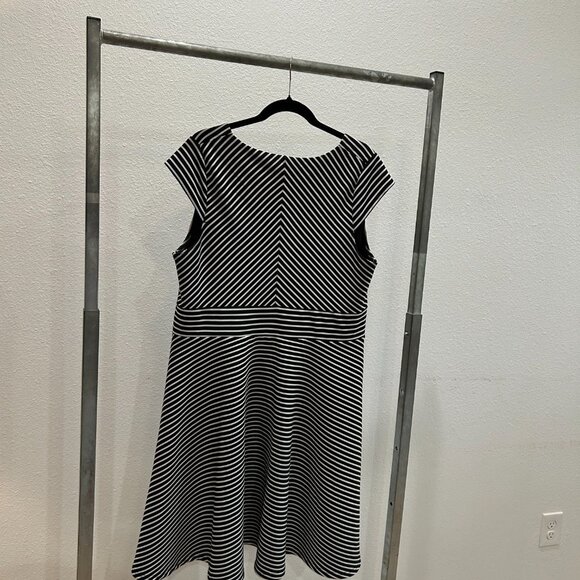 City Chic Black and White Chevron Striped Dress sz M/18, EUC - Picture 4 of 6